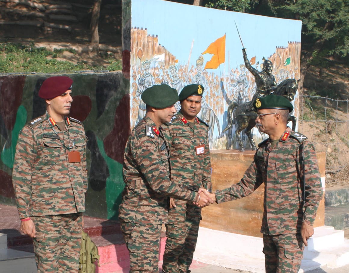 Lt Gen M.V. Suchindra Kumar Reviews Operational Readiness in Akhnoor Sector